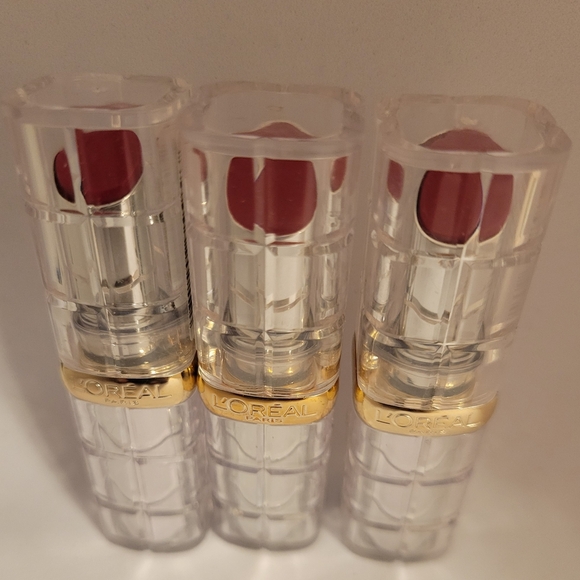 L'Oréal Paris Colour Riche Shine Lipstick - Shade 924 Enamel Red (3 Pack) - Picture 2 of 6